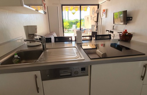 La Bocca Apartment | Cannes, studio cabin, ground floor, sea front, 40m beaches