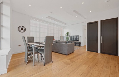 Docklands Apartment | Canning Town 2 Bed City Side