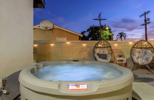 Canoga Park House | Canoga Park Modern 4-BR Home w/Spa, Claw Machine, Arcades, Games, Firepit