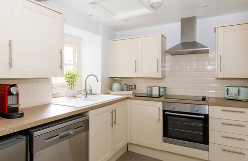 Chichester Apartment | Canon Gate , Chichester Cathedral - sleeps 4 guests in 2 bedrooms