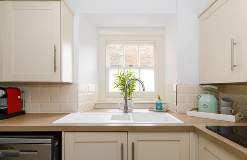 Chichester Apartment | Canon Gate , Chichester Cathedral - sleeps 4 guests in 2 bedrooms
