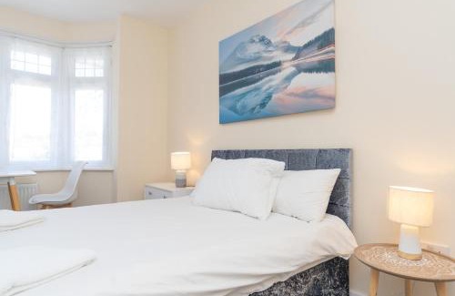 Netley House | Canterbury Family Home - 4BR 2Bath with Free Parking and Massive Garden up to 8PPL