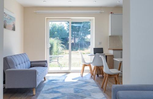 Netley House | Canterbury Family Home - 4BR 2Bath with Free Parking and Massive Garden up to 8PPL
