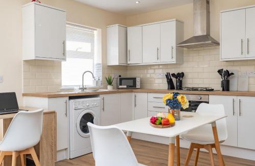 Netley House | Canterbury Family Home - 4BR 2Bath with Free Parking and Massive Garden up to 8PPL