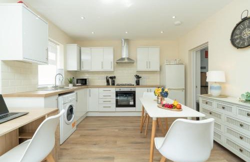 Netley House | Canterbury Family Home - 4BR 2Bath with Free Parking and Massive Garden up to 8PPL