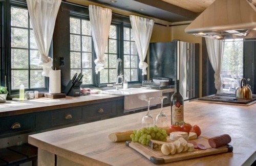 Cantley House | Cantley Lofts| 5 Lofts | Sleeps 20 | Lake |Hot Tub