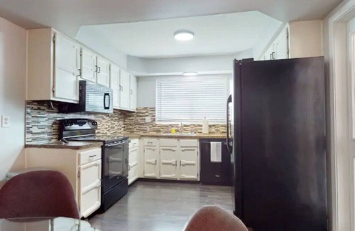Canton Apartment | Canton 4BR Stay | Sleeps 8 | Family-Friendly
