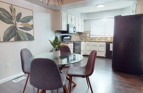 Canton Apartment | Canton 4BR Stay | Sleeps 8 | Family-Friendly