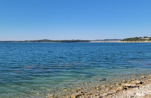 Canyon Lake House | Canyon Cliffside Waterfront Cottage