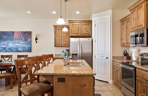 Washington House | Canyon Oasis - 4 bed home in Coral Ridge!