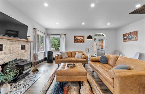 Broadmoor House | Canyon Retreat with Hot Tub 3min to Broadmoor