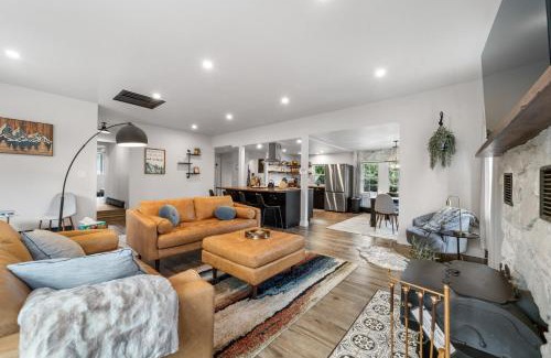 Broadmoor House | Canyon Retreat with Hot Tub 3min to Broadmoor