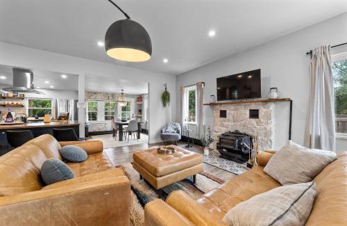 Broadmoor House | Canyon Retreat with Hot Tub 3min to Broadmoor