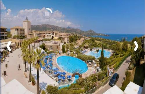 Cap Esterel Apartment | CAP ESTÉREL studio 4 pers équipé, belle vue Golf, centre village PIERRE & VACANCES , PARKING inclus et 5 PISCINES accès gratuit, CLIM, WIFI, TV, lave-vaisselle et lave-linge,four, plancha