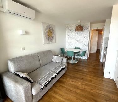 Cap Esterel Apartment | Cap Esterel - Charmant T2 climatisé vue mer 4/5 pers - Piscine - Parking