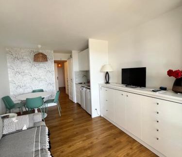 Cap Esterel Apartment | Cap Esterel - Charmant T2 climatisé vue mer 4/5 pers - Piscine - Parking