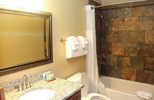 Gordonsville Cabin | Capacious Shenandoah Crossing, 2 Bedroom Resort Cabin