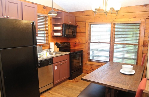 Gordonsville Cabin | Capacious Shenandoah Crossing, 2 Bedroom Resort Cabin