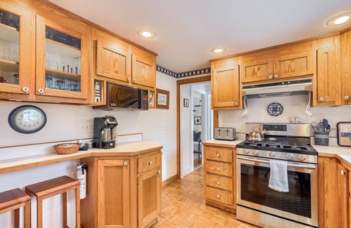 Centerville House | CAPE COD AT IT'S BEST 4 BDRM,2.5 BATH CENTERVILLE VILLAGE HOME. PET FRIENDLY, DOGS UNDER 20 POUNDS.