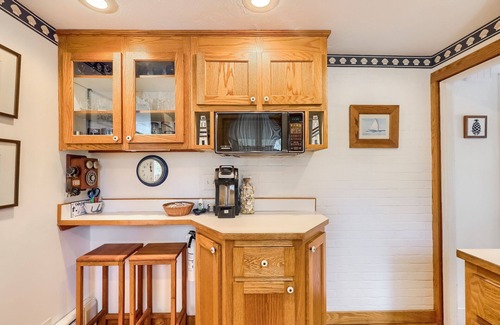 Centerville House | CAPE COD AT IT'S BEST 4 BDRM,2.5 BATH CENTERVILLE VILLAGE HOME. PET FRIENDLY, DOGS UNDER 20 POUNDS.