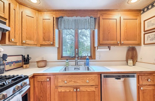 Centerville House | CAPE COD AT IT'S BEST 4 BDRM,2.5 BATH CENTERVILLE VILLAGE HOME. PET FRIENDLY, DOGS UNDER 20 POUNDS.