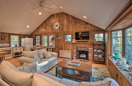 South Dennis Cottage | Cape Cod Cottage: Deck, Grill & Kayaks, Near Beach