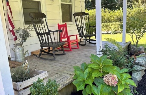Buzzards Bay House | Cape Cod Farmhouse- Pet Friendly, Fully Fenced in Backyard