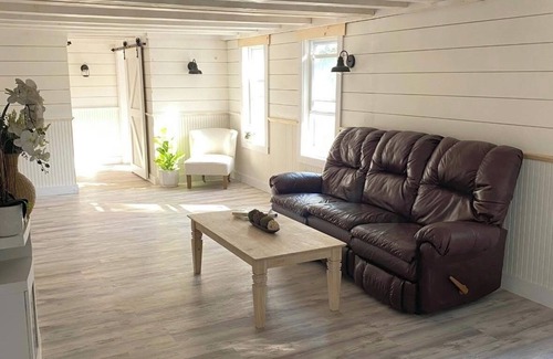Buzzards Bay House | Cape Cod Farmhouse- Pet Friendly, Fully Fenced in Backyard