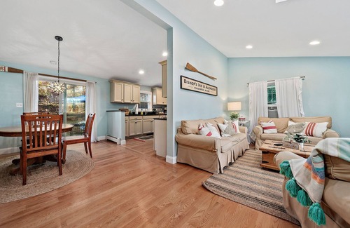 Mashpee House | Cape Cod - John's Pond Mashpee - Private Assoc. Beach and two Kayaks