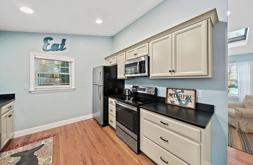 Mashpee House | Cape Cod - John's Pond Mashpee - Private Assoc. Beach and two Kayaks