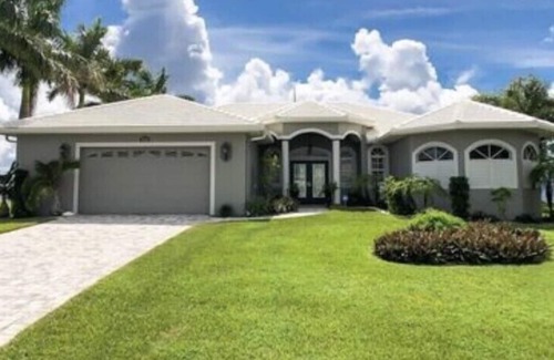 Caloosahatchee House | Cape Coral Luxurious Waterfront 4 Bedroom 3 Bath House- on Caloosahatchee River