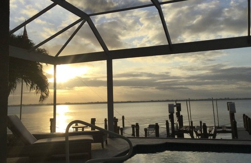 Caloosahatchee House | Cape Coral Luxurious Waterfront 4 Bedroom 3 Bath House- on Caloosahatchee River