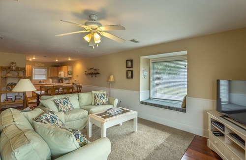Port St. Joe House | Cape Escape II End Unit on Lake & just 200 steps to beach w/Beach chairs/cart