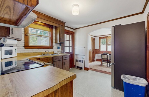 Falmouth House | Cape house w/AC, walk to Park, ferries, dining & shops; close to rail trail