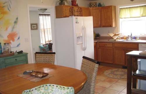 Del Haven House | Cape May-1 block to Delaware Bay beach, sleeps 10 and pet friendly