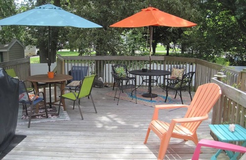 Del Haven House | Cape May-1 block to Delaware Bay beach, sleeps 10 and pet friendly