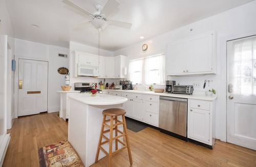 Cape May House | Cape May Victorian 8+BR 3 Blks to Beach. Dogs OK!