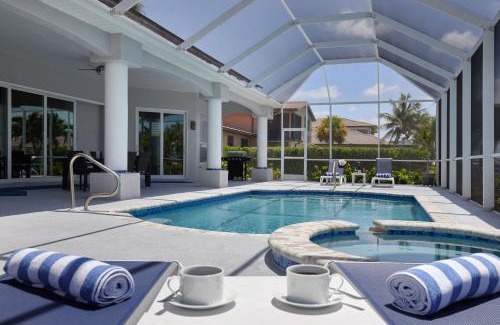 Caloosahatchee House | Cape Serenity- Luxury Waterfront Villa with Kayaks