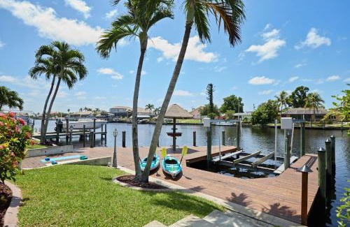 Caloosahatchee House | Cape Serenity- Luxury Waterfront Villa with Kayaks