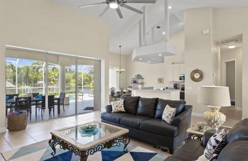 Caloosahatchee House | Cape Serenity- Luxury Waterfront Villa with Kayaks