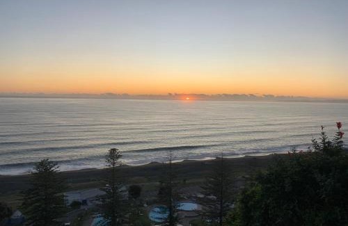 Bluff Hill House | Cape View - Napier Holiday Home