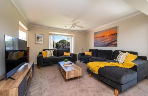 Capel Sound House | Capel Grand Villa - Pet-Friendly Beach Escape