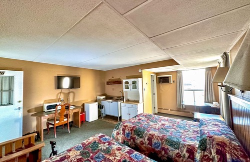 Moose Jaw Hotel | Capone's Hideaway Motel