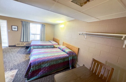 Moose Jaw Hotel | Capone's Hideaway Motel