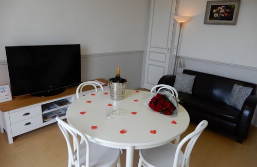 Mers-les-Bains Apartment | CAPRICES DE MER Apartment with large balcony and view 300 m from the beach Queen Size bed