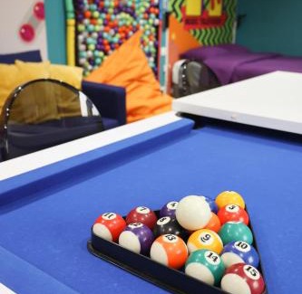 Cuesmes Apartment | Capsule 90's - Balnéo - Sauna - Flipper - Billard - Netflix - Nintendo Switch & Jeux -