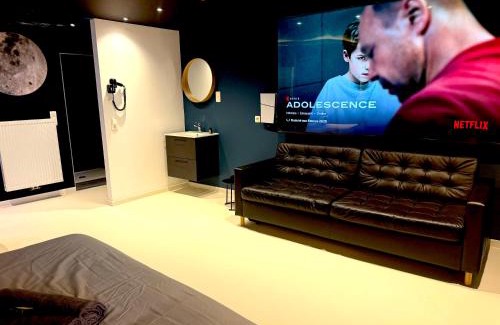 Mons Apartment | Capsule Moonlight - Jacuzzi - Sauna - Ecran 100" - PS5