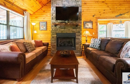 Mountain View Cabin | Captain's Cool Water Cabin 2 Bedroom Cabin