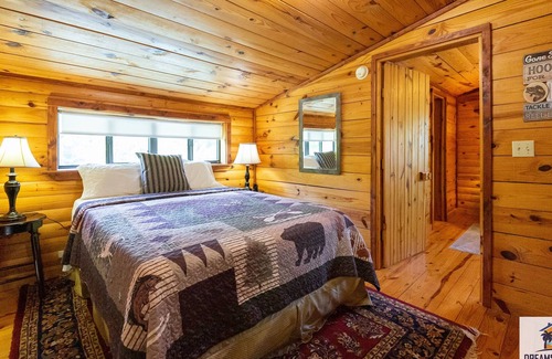 Mountain View Cabin | Captain's Cool Water Cabin 2 Bedroom Cabin