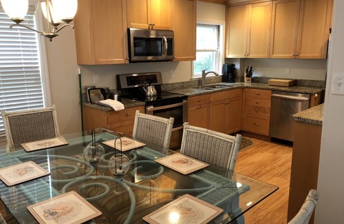 Wrightsville Beach House | Captain's Quarters: Main Floor Suite of Classic 1940's Beach Cottage Duplex